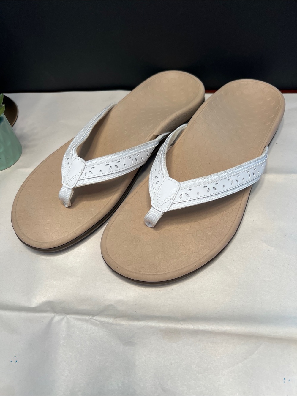 Vionic White Thong Sandals with Textured Footbed Size 10 - Picture 2 of 7